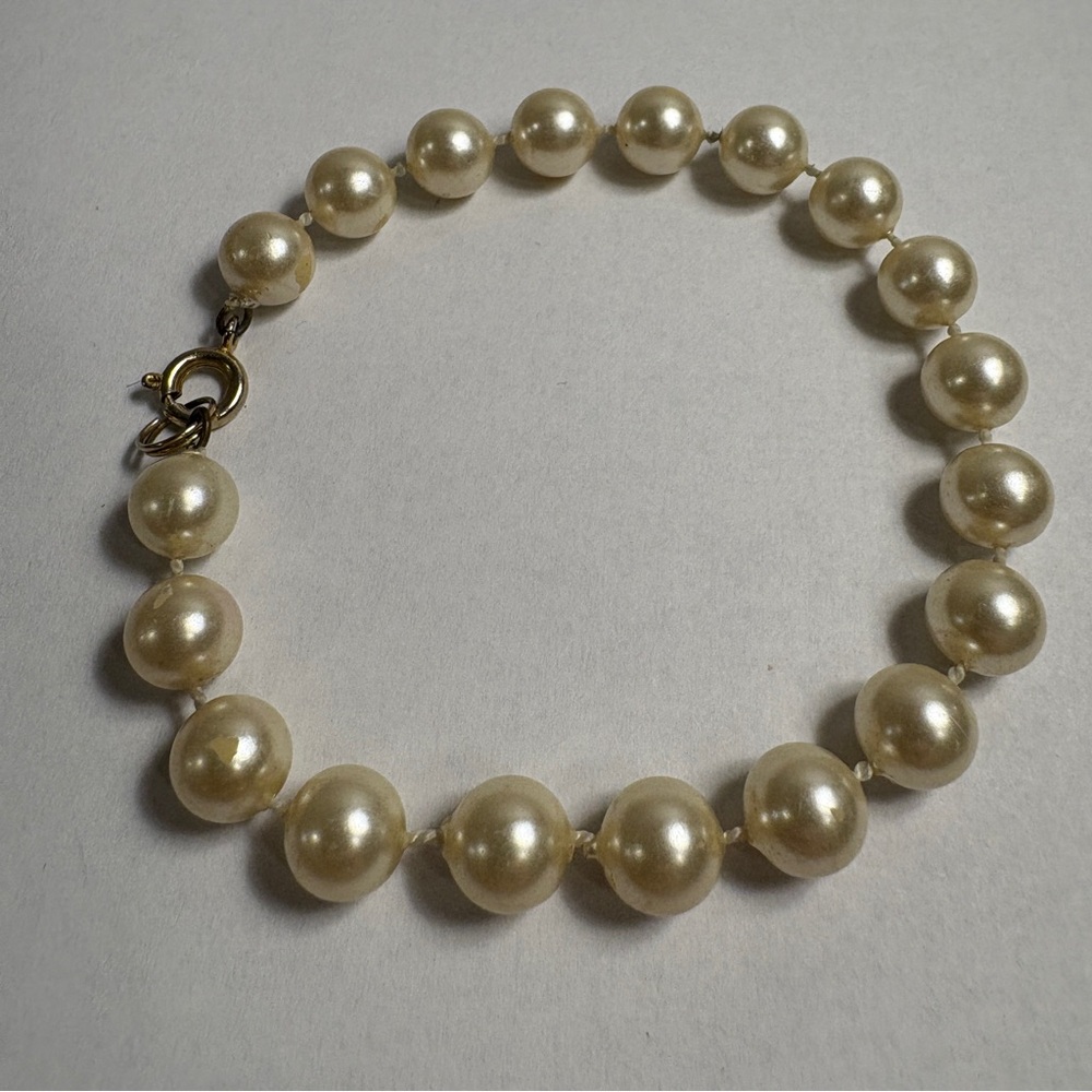 Vintage Pearl Look Bracelet with Gold Tone Clasp